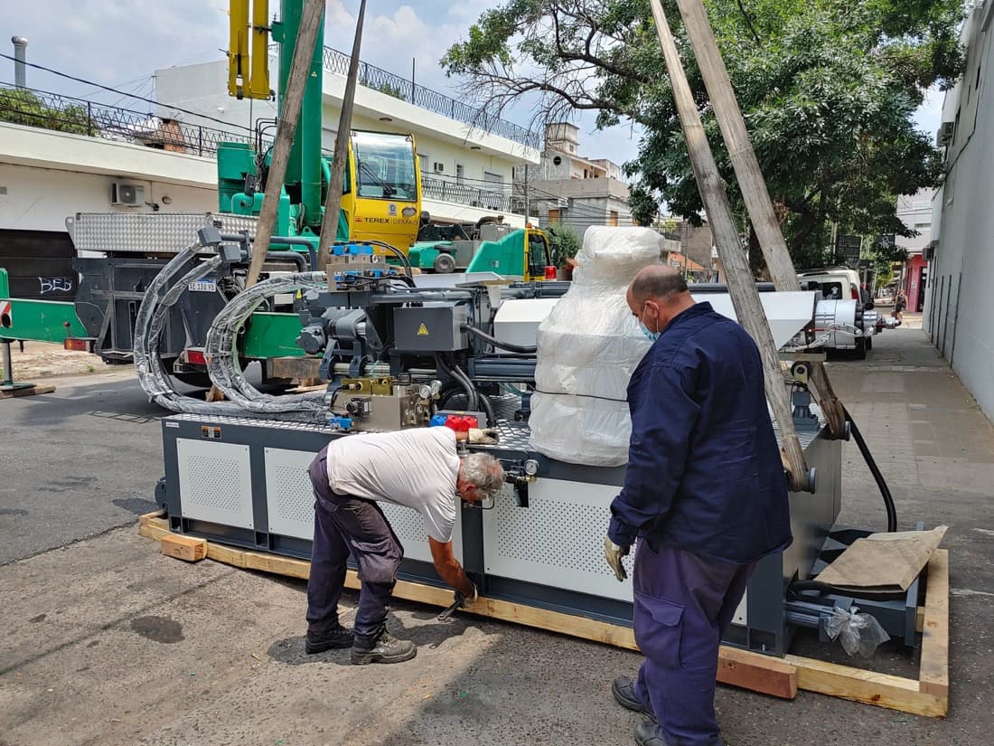 Técnicos trabajando en la instalación de una máquina