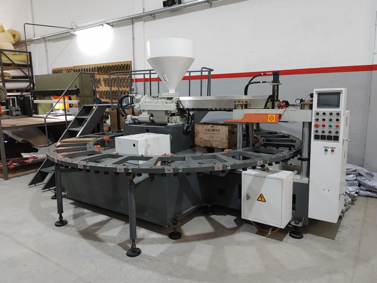 Inyectora rotativa calesita de PVC, espanso, TPR y TR — equipo comercializado por CABB Plastics, foto 1