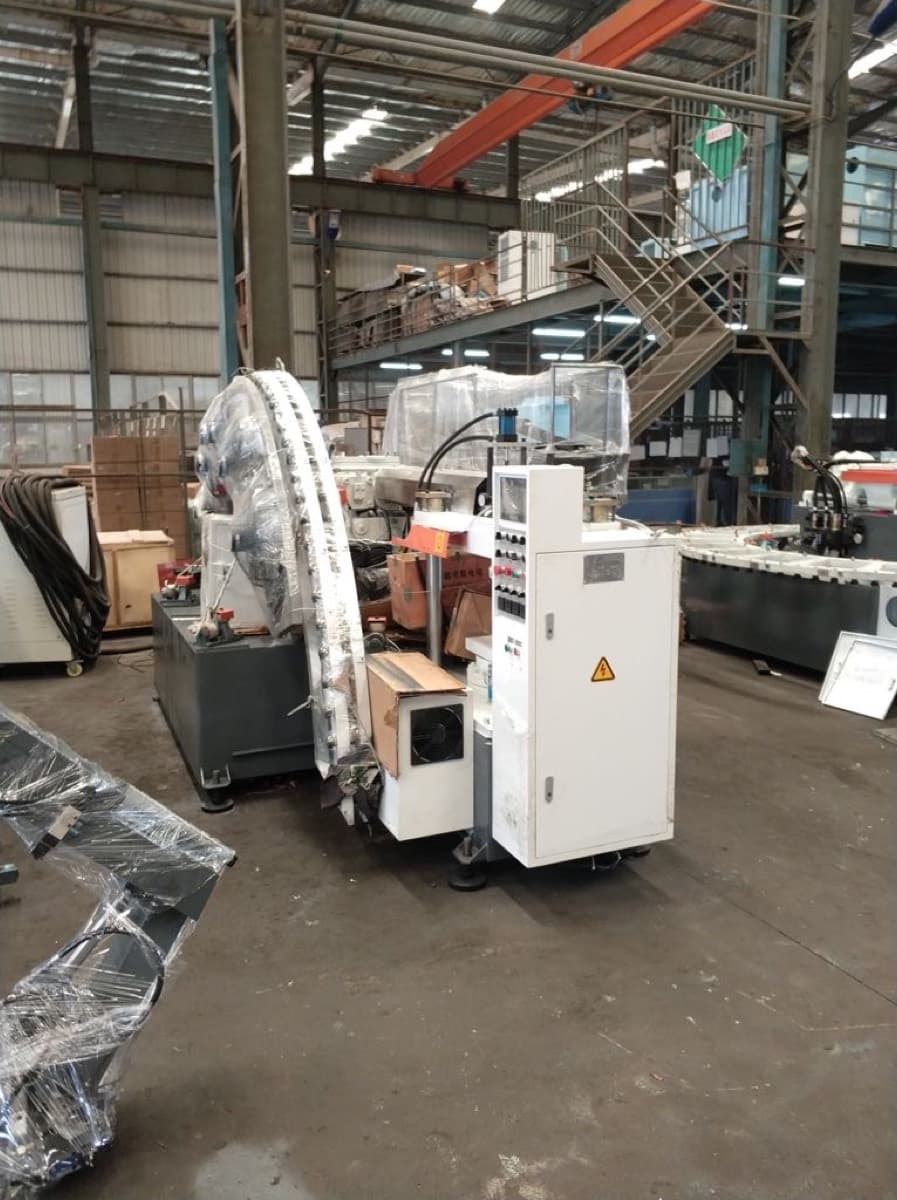 Inyectora rotativa calesita de PVC, espanso, TPR y TR — equipo comercializado por CABB Plastics, foto 3