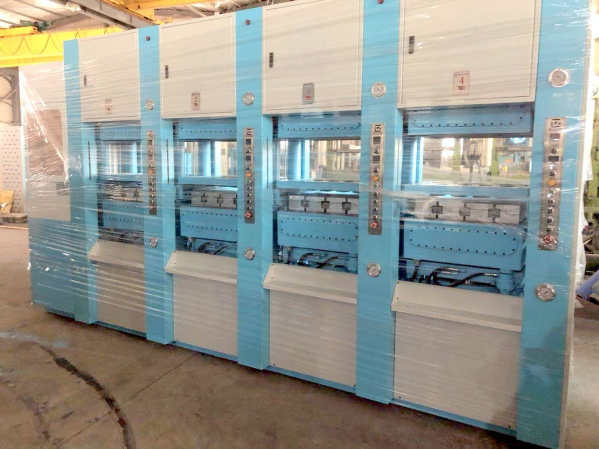 Prensas bicolor para volcado de EVA — equipo comercializado por CABB Plastics, foto 1
