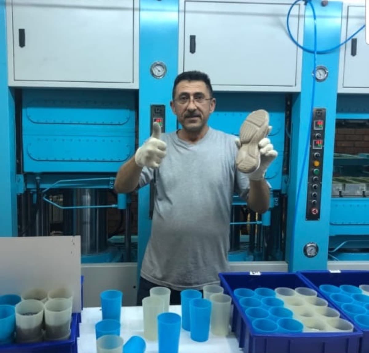 Prensas bicolor para volcado de EVA — equipo comercializado por CABB Plastics, foto 2