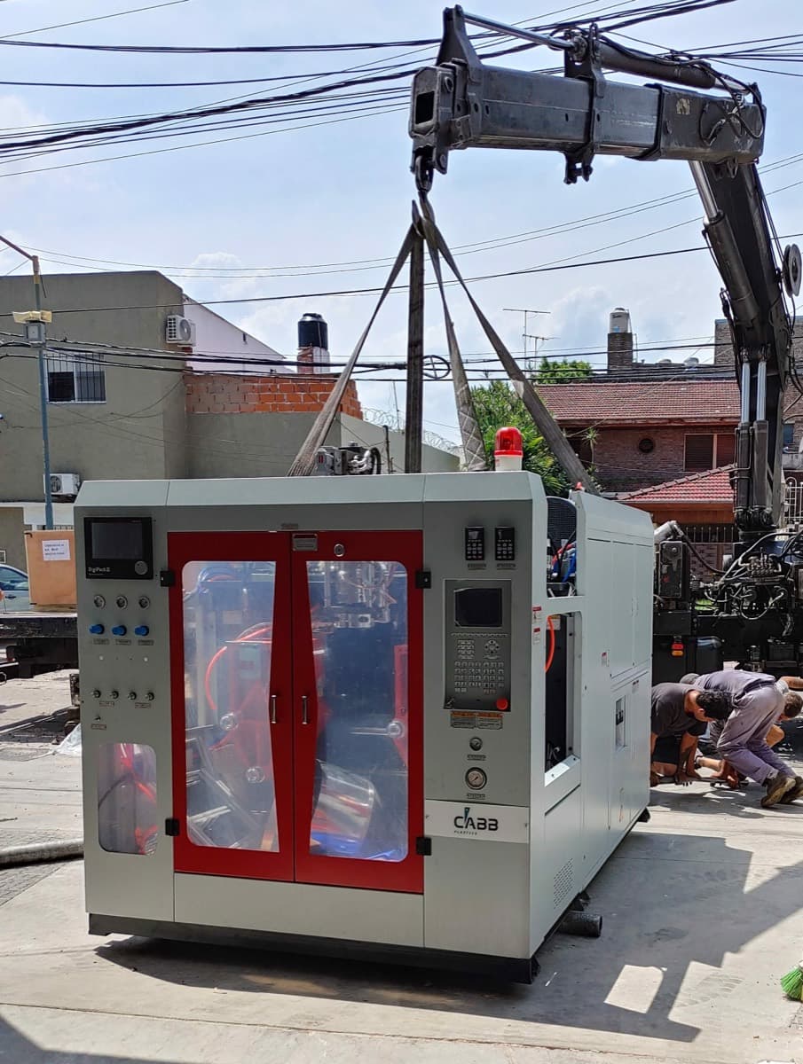 Sopladora CABB descargada con grúa durante la entrega