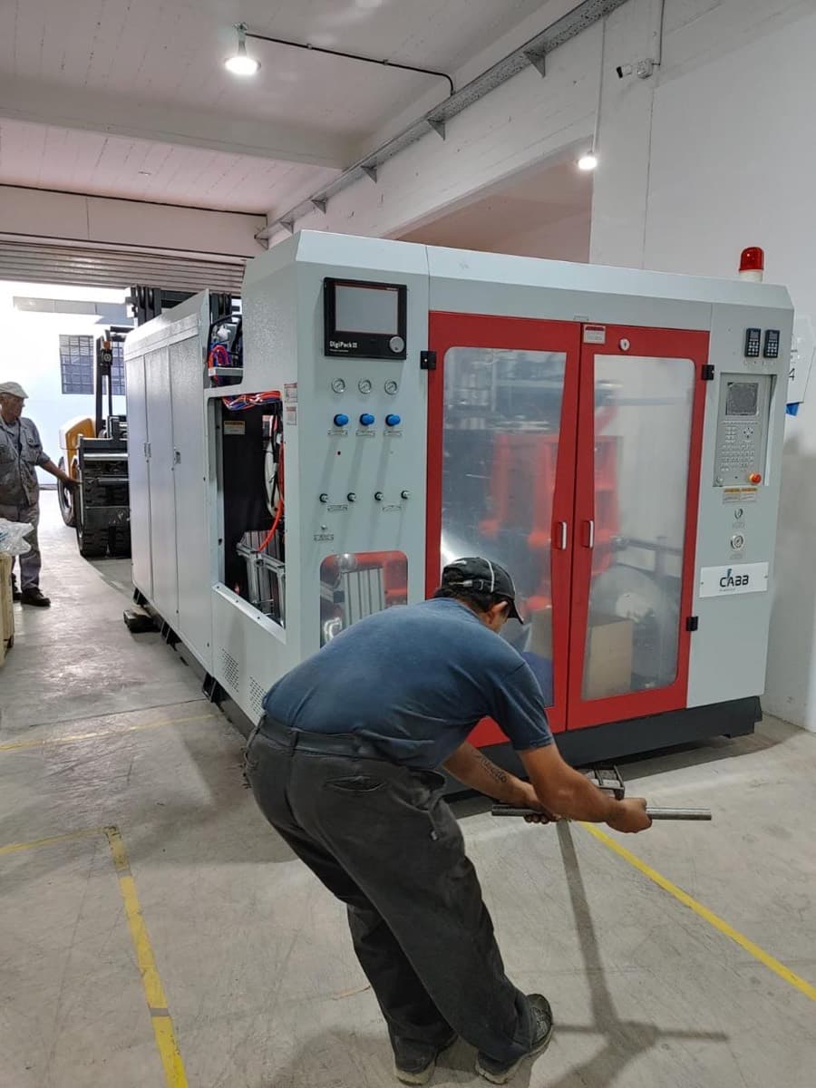 Técnico instalando una sopladora CABB en planta