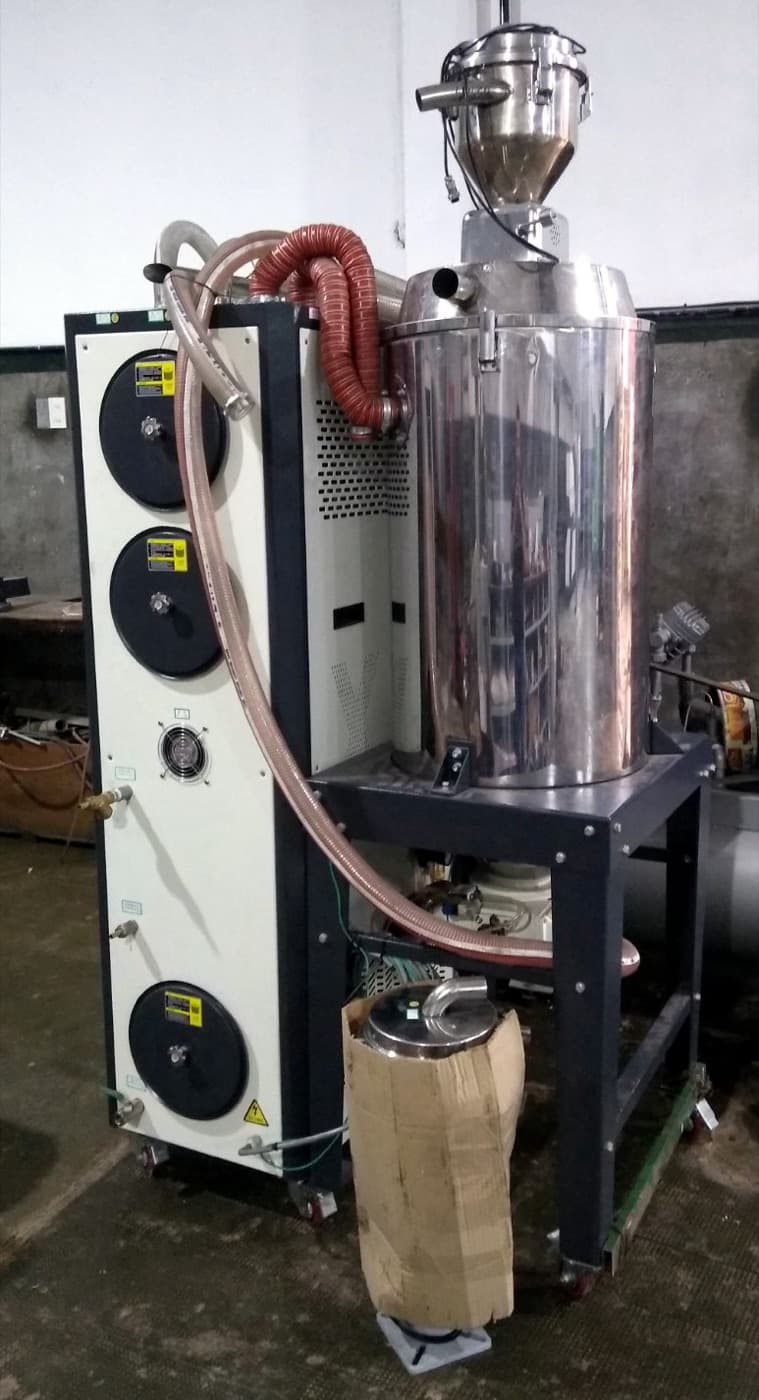 Deshumidificador CABB con tolva secadora de acero inoxidable, en depósito