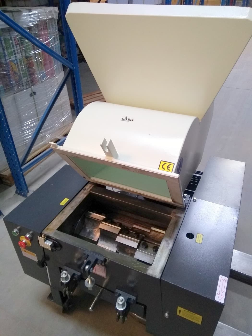 Molino CABB con la cámara de corte abierta y las cuchillas a la vista