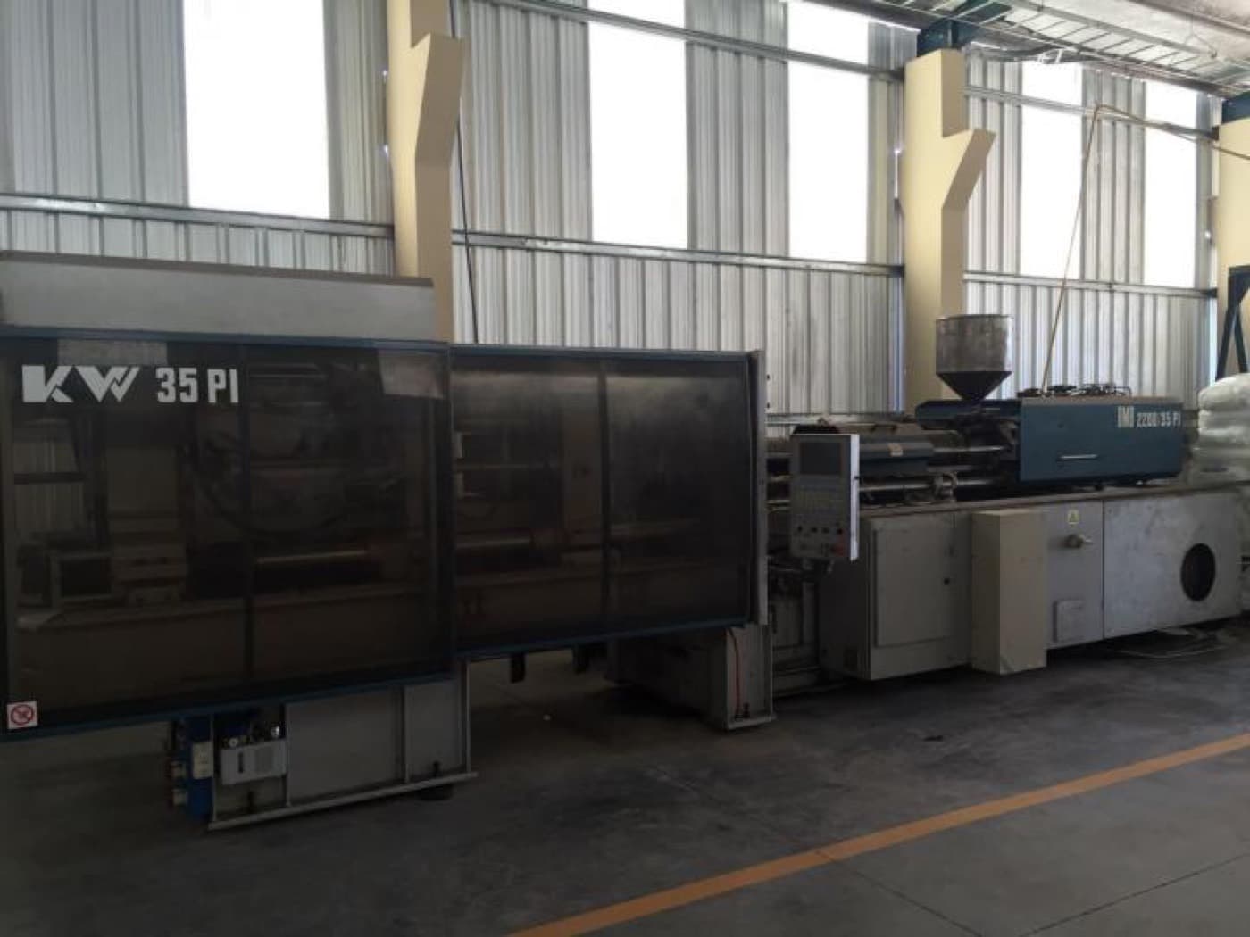 BMB Máquina de Inyección Explosiva 350Ton — máquina usada para la industria plástica, 251 a 599 t