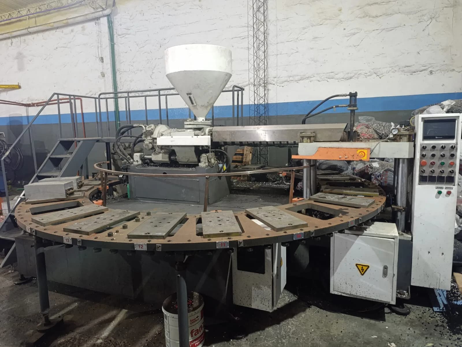 Inyectora calecita de 24 Estaciones — máquina usada para la industria plástica, foto 1 de 6